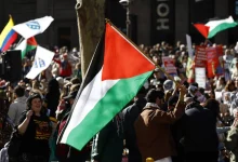 مسيرة حاشدة للتضامن مع غزة فوق جسر هاربور في سيدني