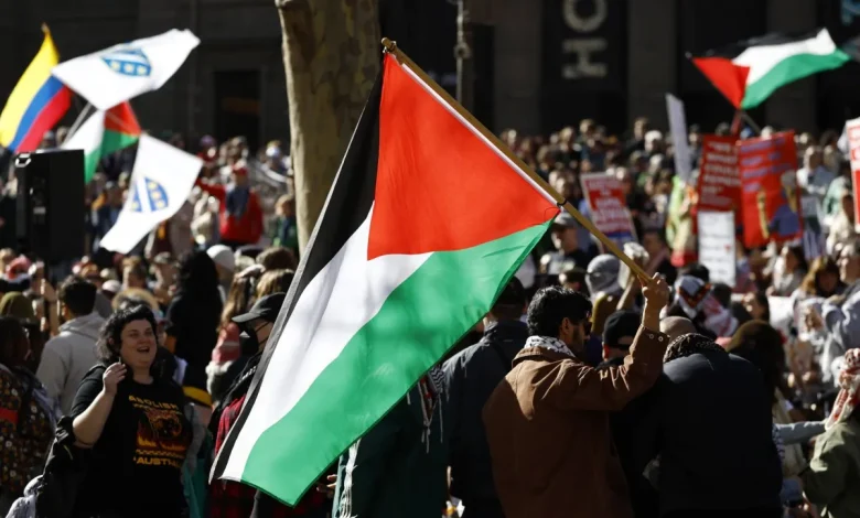 مسيرة حاشدة للتضامن مع غزة فوق جسر هاربور في سيدني
