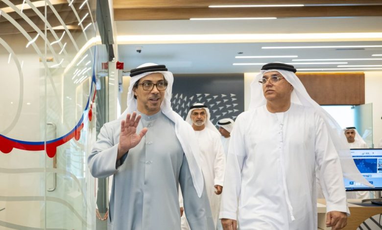 منصور بن زايد يزور المركز الوطني للأرصاد