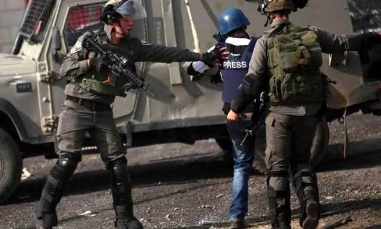 نادي الأسير: 55 صحافياً معتقلاً في سجون الاحتلال الإسرائيلي