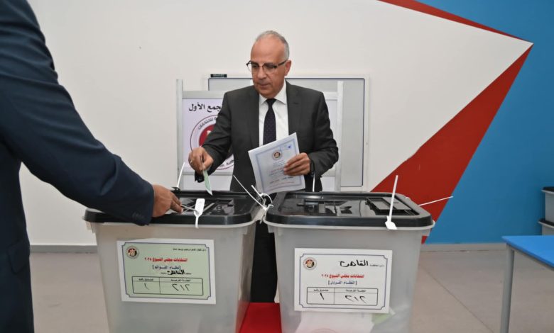 وزير الري يدلي بصوته في انتخابات مجلس الشيوخ بعد عودته من أوغندا