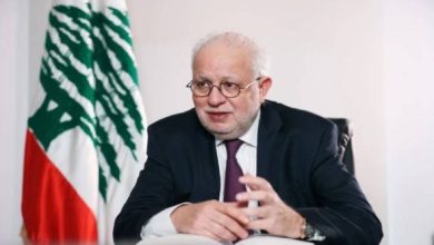 وزير لبناني ينتقد حزب الله ويصف رفضه تسليم سلاحه بالإنتحار