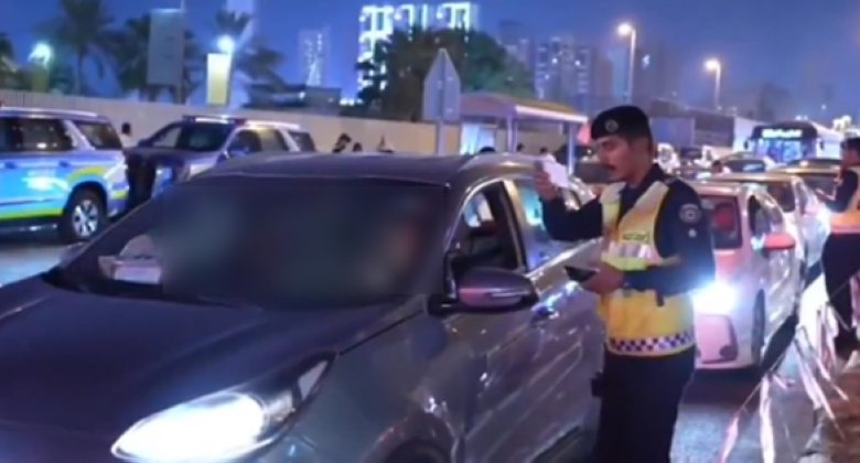 1078 مخالفة مرورية بحملة أمنية في ميدان حولي