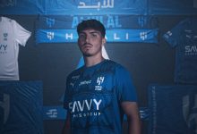 المدافع التركي يوسف أكتشيشيك مرتدياً قميص الهلال.