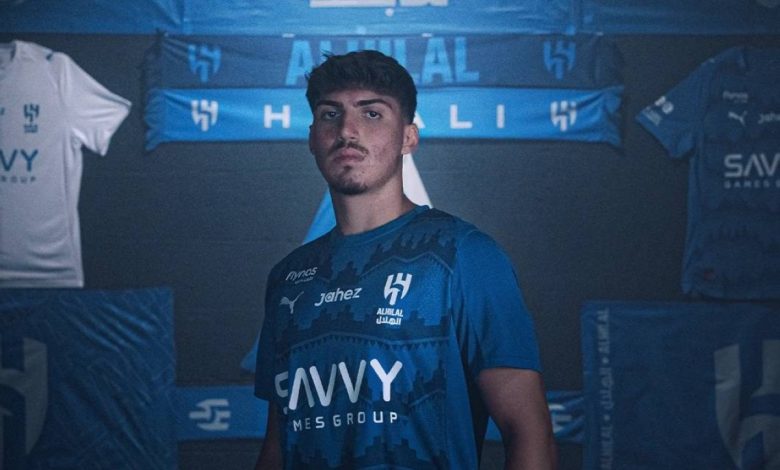 المدافع التركي يوسف أكتشيشيك مرتدياً قميص الهلال.
