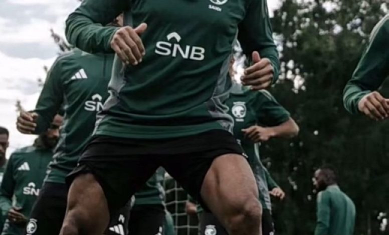 قائد المنتخب السعودي سالم الدوسري في التدريبات قبل مواجهة التشيك