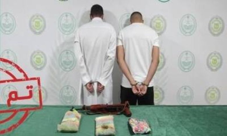 القبض على شخصين بمنطقة تبوك لترويجهما الحشيش والإمفيتامين