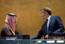 الرئيس الفرنسي ماكرون ووزير الخارجية الأمير فيصل بن فرحان.