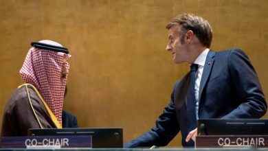 الرئيس الفرنسي ماكرون ووزير الخارجية الأمير فيصل بن فرحان.
