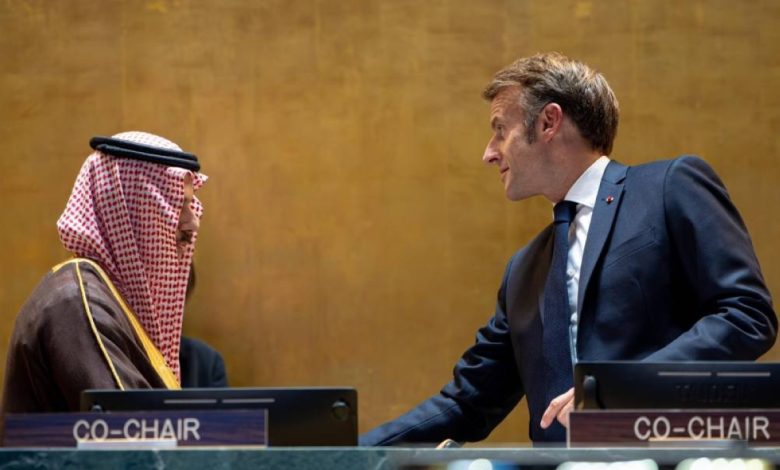 الرئيس الفرنسي ماكرون ووزير الخارجية الأمير فيصل بن فرحان.