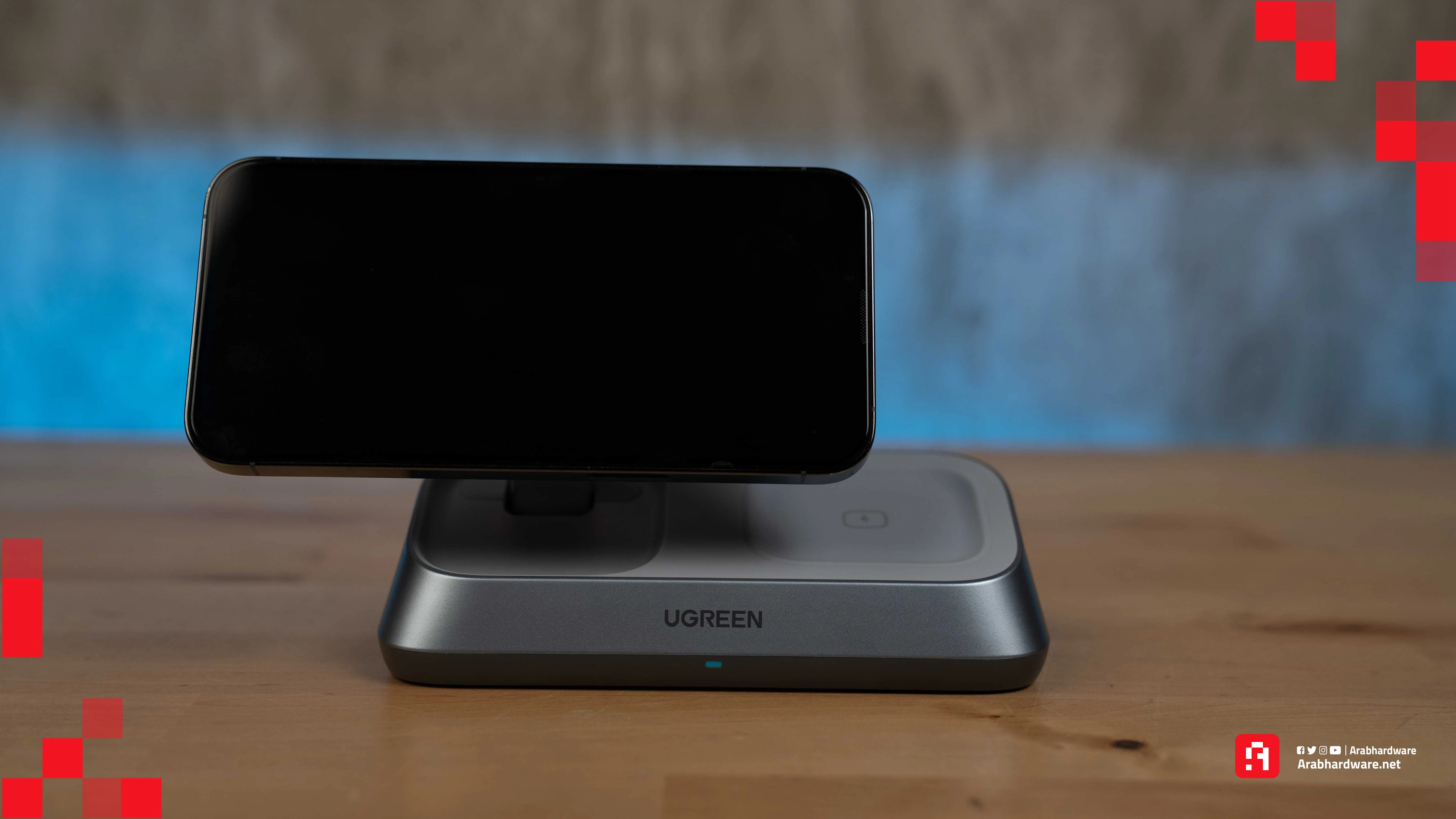 شحن آيفون بالعرض باستخدام شاحن UGREEN MagFlow اللاسلكي 3 في 1