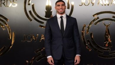 أشرف حكيمي يفاجئ أطفال المغرب بلقطة عفوية في الشارع