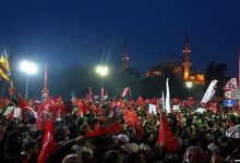 احتجاجات قرب مقر حزب الشعب الجمهوري في إسطنبول وحجب مواقع التواصل في تركيا