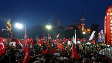 احتجاجات قرب مقر حزب الشعب الجمهوري في إسطنبول وحجب مواقع التواصل في تركيا