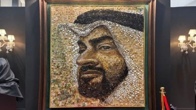 الأكبر عالمياً.. لوحات استثنائية لمحمد بن زايد ومحمد بن راشد مرصعة بالألماس والذهب الجلود