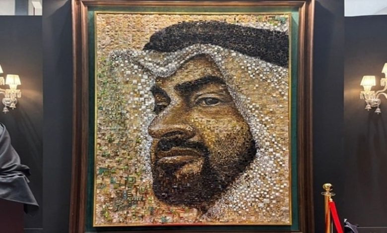 الأكبر عالمياً.. لوحات استثنائية لمحمد بن زايد ومحمد بن راشد مرصعة بالألماس والذهب الجلود