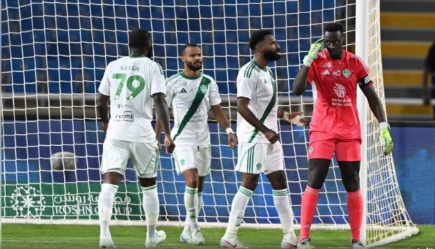 الأهلي يفوز على الحزم بثنائية