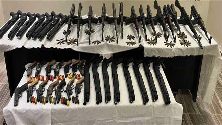 الداخلية تضبط عصابتين و94 قطعة سلاح ناري خلال يوم