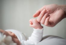 «الكفالة أو الطلاق».. أم من سوهاج تروى قصة احتضانها لطفلة من دار الأيتام