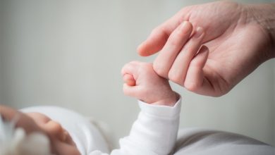 «الكفالة أو الطلاق».. أم من سوهاج تروى قصة احتضانها لطفلة من دار الأيتام