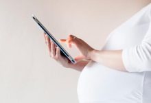 المحتوى المضلل والرسائل المقلقة.. كيف تؤثر خوارزميات التواصل على قلق الحوامل؟