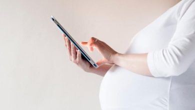 المحتوى المضلل والرسائل المقلقة.. كيف تؤثر خوارزميات التواصل على قلق الحوامل؟