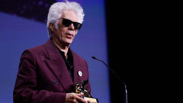 المخرج الأمريكي جيم جارموش يحصد جائزة الأسد الذهبي في مهرجان فينيسيا السينمائي