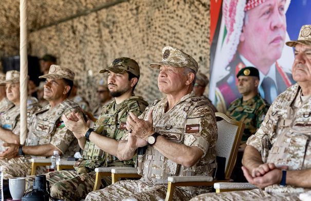 الملك وولي العهد يتابعان تمرينا ميدانيا لوحدات الدفاع...