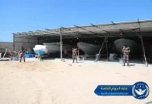 النيابة الليبية تفكّك شبكة لتصنيع قوارب تستخدم في تهريب المهاجرين