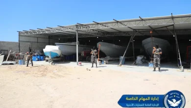 النيابة الليبية تفكّك شبكة لتصنيع قوارب تستخدم في تهريب المهاجرين