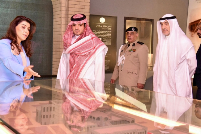 اليوسف يرافق نظيره السعودي في جولة بمتحف قصر السلام