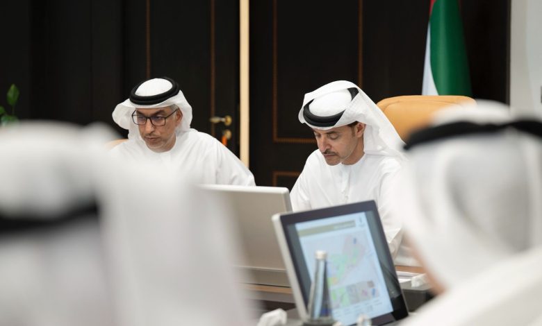 بالصور.. هزاع بن زايد يزور بلدية العين ويطلع على المشاريع التطويرية