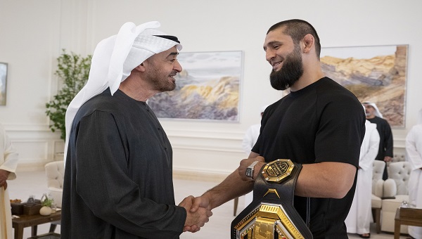 بالفيديو والصور.. رئيس الدولة يستقبل بطل العالم في الوزن المتوسط بمنافسات "UFC"