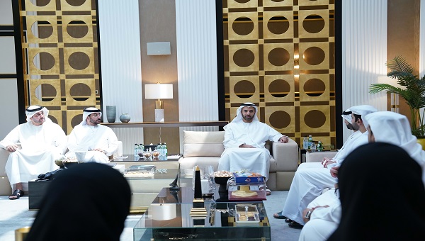 بالفيديو والصور.. محمد بن سعود يستقبل وفد مجلس رأس الخيمة للشباب وفريق المرعي الفائز بسباق دلما التاريخي