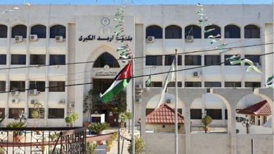 بلدية إربد تواصل تنفيذ خطتها لتعبيد الطرق وتحسين واقع...