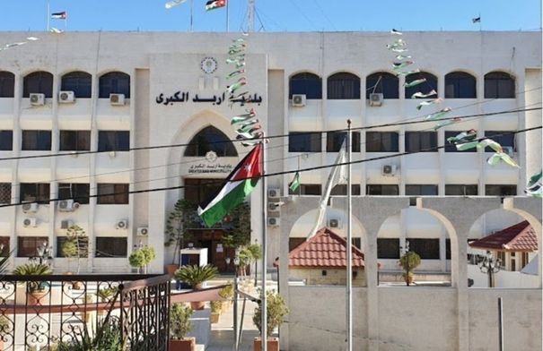 بلدية إربد تواصل تنفيذ خطتها لتعبيد الطرق وتحسين واقع...