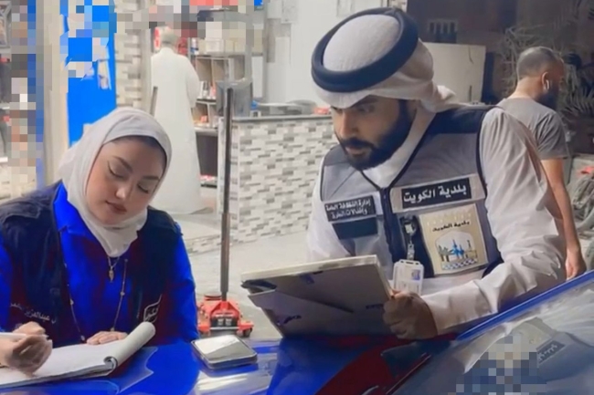 «بلدية الأحمدي» تغلق ساحة بالحواجز الإسمنتية لمنع الكراجات العشوائية