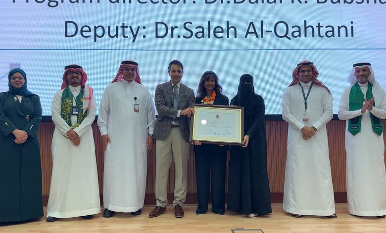 جامعة الإمام عبد الرحمن تتسلّم شهادات الاعتماد الدولي من الكلية الملكية للأطباء والجراحين في كندا لبرامج كلية الطب