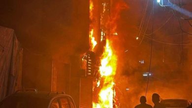 حريق يلتهم منزلا و3 محلات تجارية بجوار مسجد القطب بسوهاج وإصابة 5 أشخاص بالاختناق