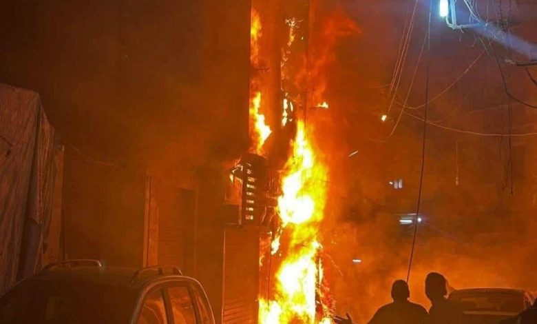 حريق يلتهم منزلا و3 محلات تجارية بجوار مسجد القطب بسوهاج وإصابة 5 أشخاص بالاختناق