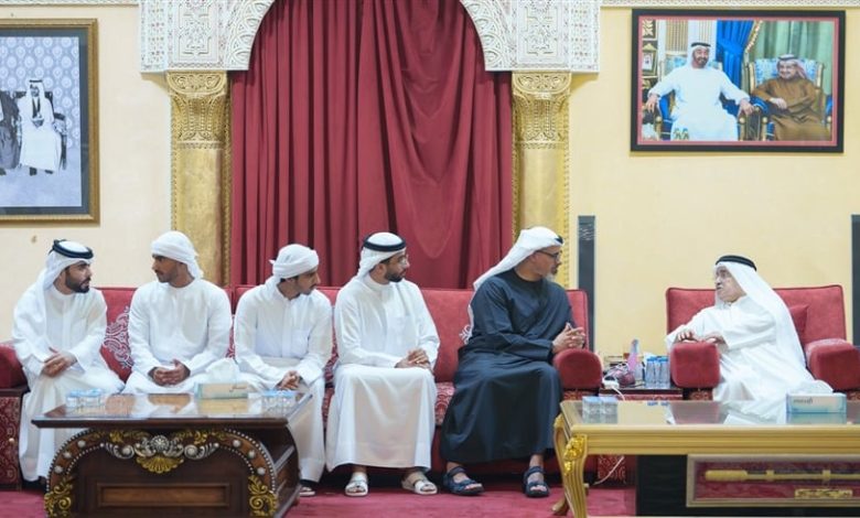 خالد بن محمد بن زايد يُقدم واجب العزاء بعد وفاة سلطان بن خالد بن محمد القاسمي