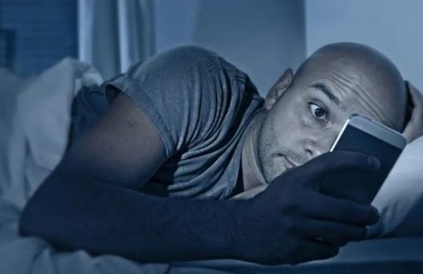 دراسات جديدة تكشف صلة السهر بإدمان الهواتف الذكية...