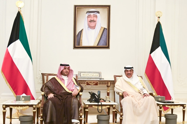 سمو ولي العهد يستقبل وزير الدولة السعودي بمناسبة زيارته للبلاد