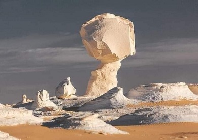 شريف فتحي: الرمال البيضاء والسوداء بالوادي الجديد.. منجم ذهب سياحي واستثماري
