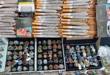 ضبط راكب بحوزته 1100 قرص وسجائر مخدرة وراكبة بحوزتها 220 قطعة مشغولات وأحجار كريمة