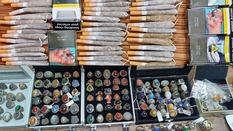 ضبط راكب بحوزته 1100 قرص وسجائر مخدرة وراكبة بحوزتها 220 قطعة مشغولات وأحجار كريمة