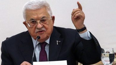 عباس يدعو لإنهاء الصراع الفلسطيني الإسرائيلي وسط جدل حول رمزية دبوس المفتاح