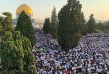 عشرات الآلاف يؤدون صلاة الجمعة في المسجد الأقصى...