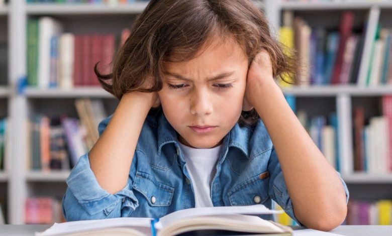 كيف تسيطرين على غضبك عندما يرفض طفلك حل الواجبات المدرسية؟