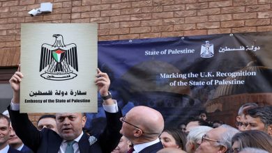 لحظة تاريخية.. السفير الفلسطيني في لندن يرفع علم دولته ولوحة تحمل شعار «سفارة بلاده»
